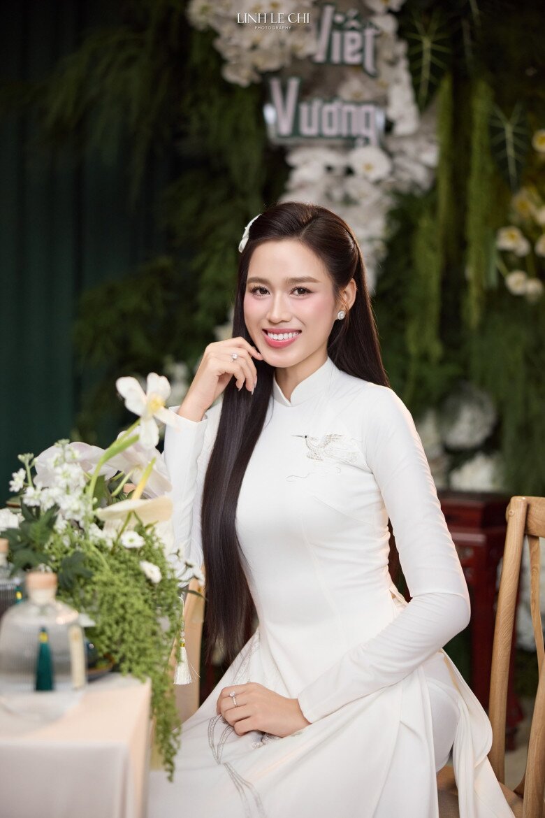 Trong ngày trọng đại, Đỗ Thị Hà khoe nhan sắc rạng rỡ, nhẹ nhàng nhưng đầy khí chất. Làn da mịn màng, nụ cười sáng cùng ánh mắt hạnh phúc giúp nàng hậu toả ra vẻ đẹp của người con gái trưởng thành, vừa dịu dàng vừa tự tin, xứng danh một trong những Hoa hậu Việt Nam đẹp nhất thập kỷ.