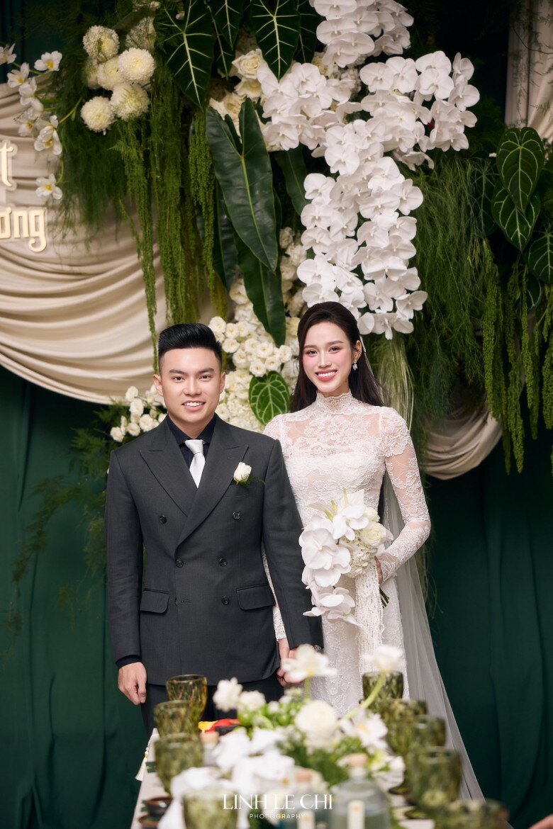 Hoa hậu Đỗ Thị Hà tay trong tay hạnh phúc với thiếu gia Viết Vương.