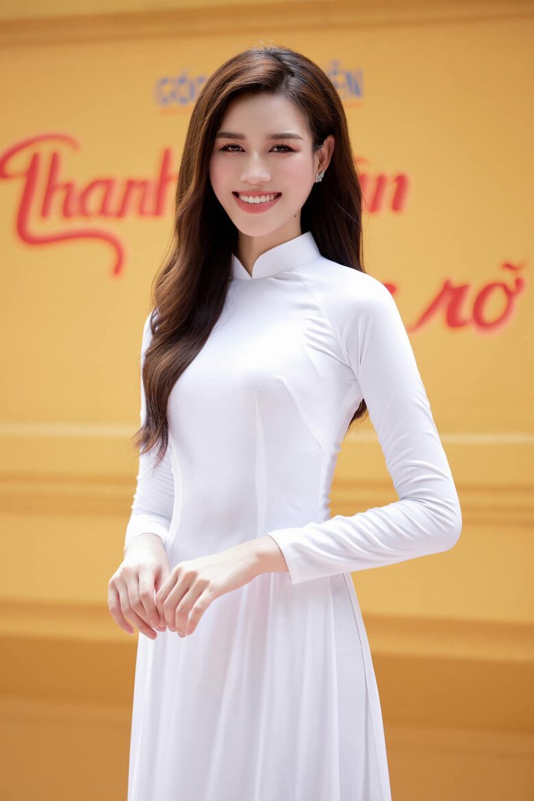 Trong ngày khép lại hành trình sinh viên tại Đại học Kinh tế Quốc dân, Đỗ Thị Hà diện áo dài trắng giản dị, để tóc buông nhẹ, nụ cười tươi rạng rỡ. Không cần váy áo lộng lẫy, nàng hậu vẫn ghi điểm với nét đẹp trong trẻo, nền nã - hình ảnh biểu tượng cho thanh xuân và tri thức của thế hệ trẻ.