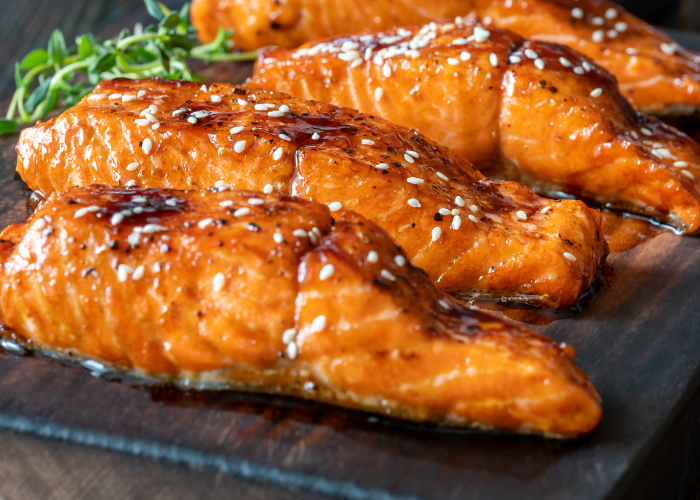 Cá hồi chứa omega-3 và protein chất lượng cao, giúp tăng trao đổi chất và giảm viêm. Ăn cá hồi 2-3 lần mỗi tuần giúp kiểm soát cân nặng và giữ vóc dáng săn chắc, khỏe mạnh