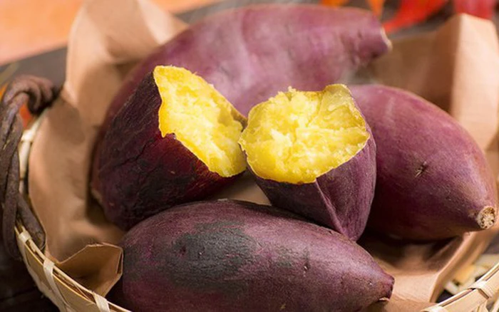 Khoai lang chứa chất xơ cao, giúp no lâu và giảm cảm giác đói. Là tinh bột lành mạnh, khoai lang có chỉ số đường huyết thấp, không gây tích mỡ. Ngoài ra, chất chống oxy hóa trong khoai lang còn hỗ trợ tiêu hóa và đốt mỡ hiệu quả, đặc biệt khi ăn vào buổi sáng.