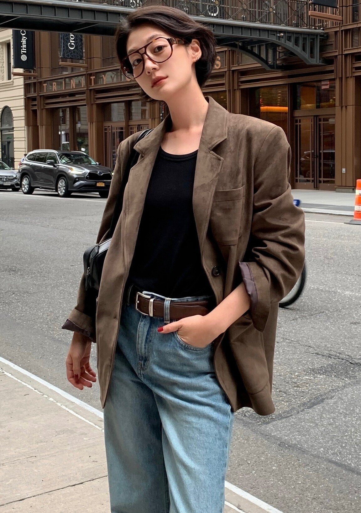 Đừng nghĩ quần jeans chỉ nên phối với blazer? Chị em muốn amp;#34;chanh sảamp;#34; phải có thêm 4 kiểu áo này trong tủ đồ - 2