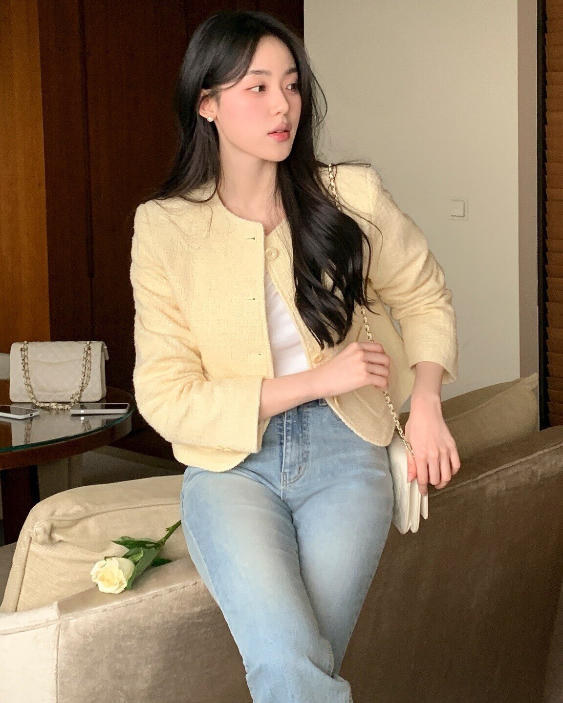 Quần jeans mang lại vẻ trẻ trung, năng động và không bao giờ lỗi mốt. Dáng suông hoặc cạp cao giúp tôn dáng tốt hơn, dễ kết hợp nhiều phong cách khác nhau.