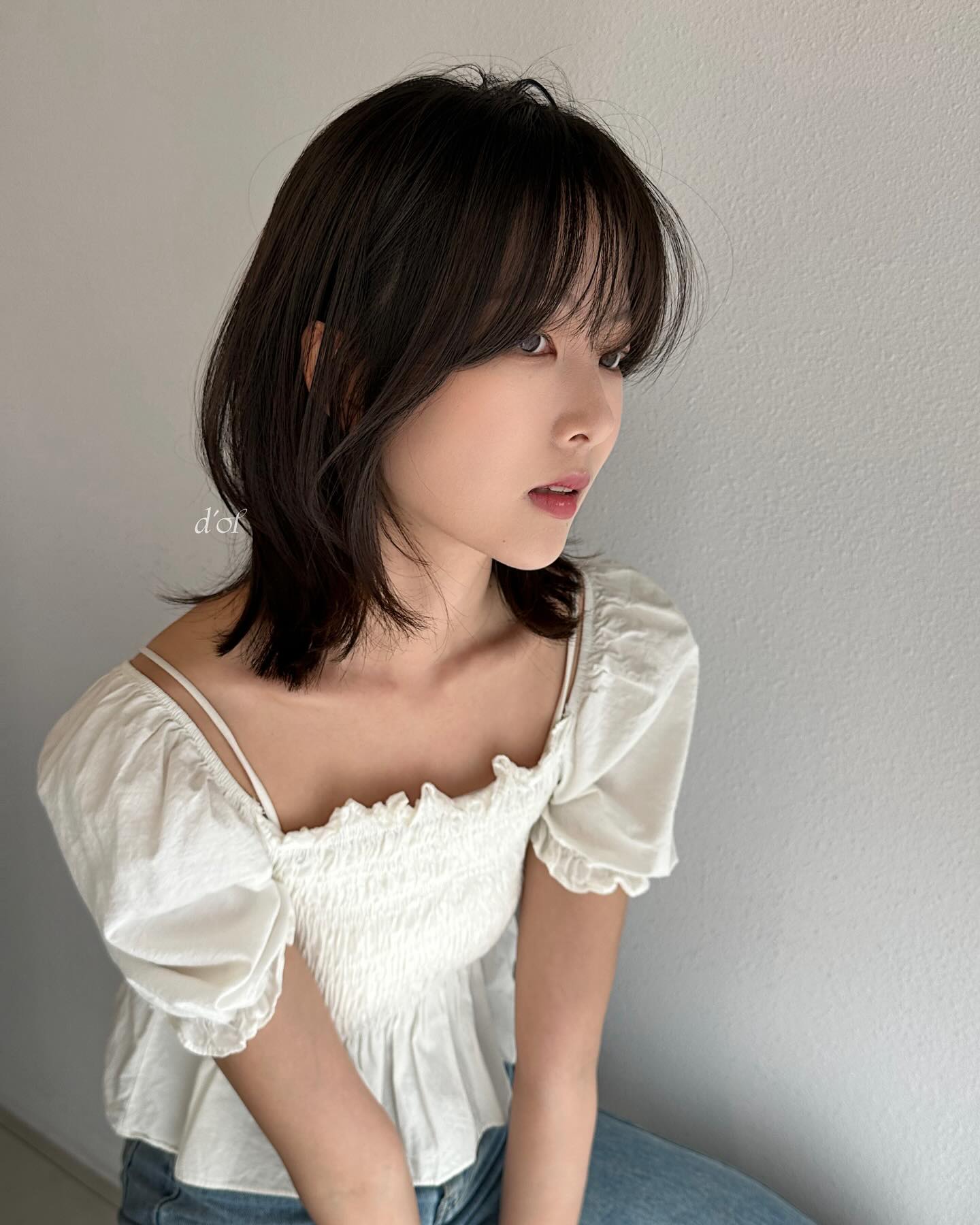 Tóc bob là “cứu tinh” cho mái tóc mỏng. Độ dài vừa phải và phần đuôi cụp nhẹ giúp tóc phồng tự nhiên, che khéo khuyết điểm mặt to, cho diện mạo trẻ trung và năng động.