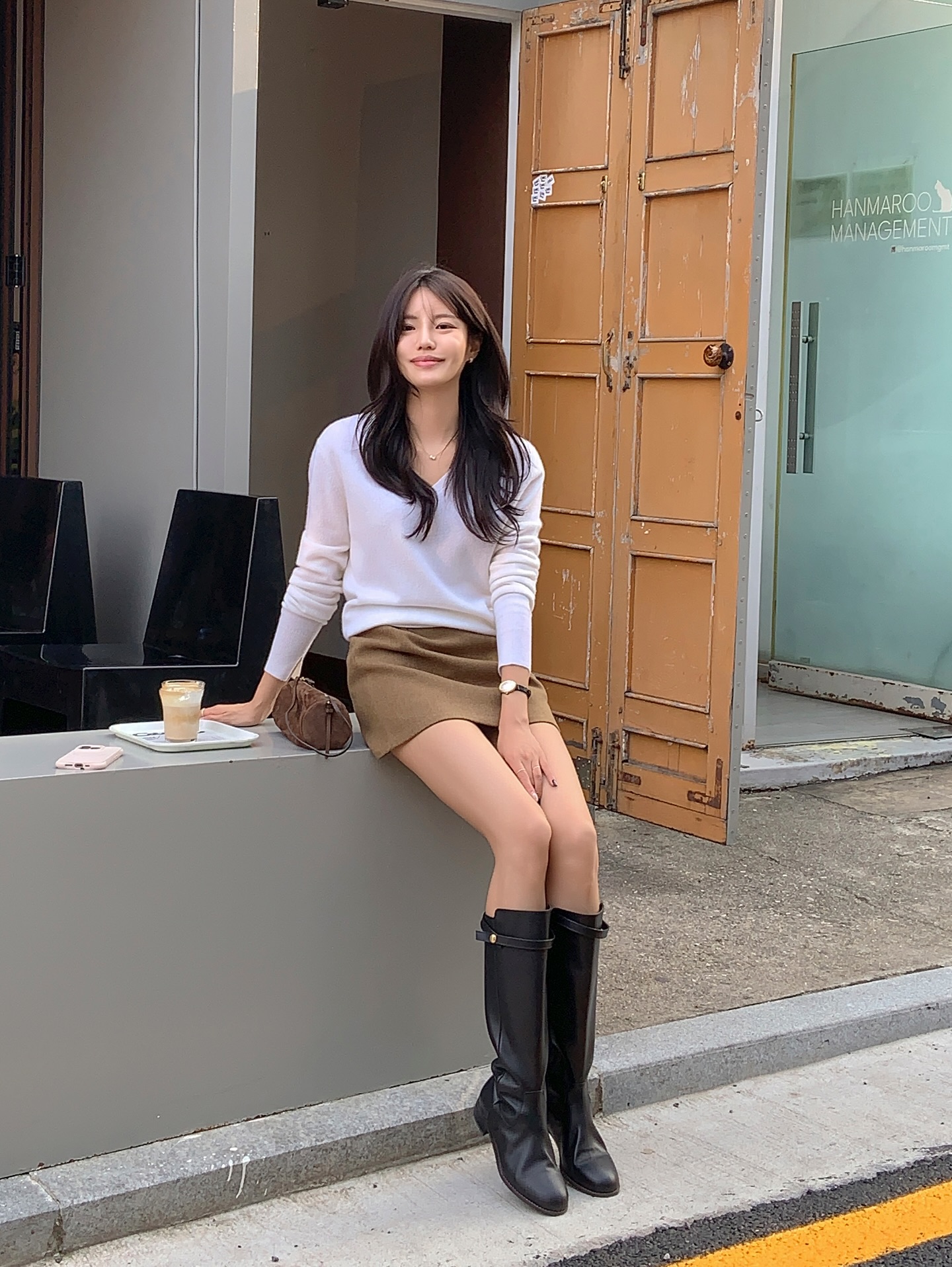 Chân váy ngắn mặc sao cho đẹp? 4 công thức phối đồ giúp hội chị em luôn sành điệu, amp;#34;hack tuổiamp;#34; cực đỉnh - 5