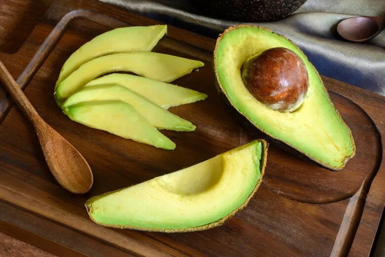 Bơ giàu biotin, vitamin E, C và axit béo không bão hòa đơn – hỗ trợ nuôi dưỡng da đầu, phục hồi nang tóc và kích thích tóc mọc nhanh. Vitamin E cải thiện lưu thông máu, còn biotin tăng cường sản sinh keratin. Ăn bơ chín nguyên chất giúp tóc mềm mượt, chắc khỏe hơn từng ngày.