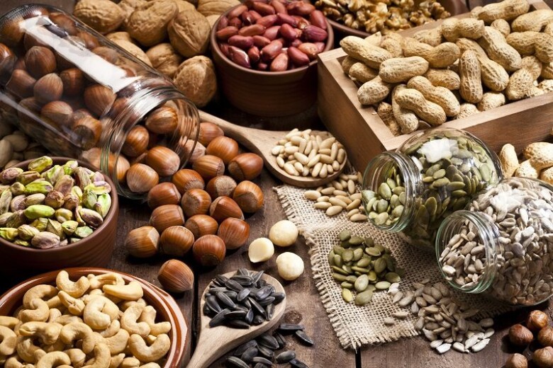 Hạt óc chó, hạnh nhân, hướng dương hay hạt lanh giàu biotin, omega-3 và vitamin E. Những chất này tăng cường tuần hoàn máu, dưỡng ẩm da đầu, giảm viêm và hỗ trợ nang tóc phát triển. Ăn một nắm nhỏ mỗi ngày giúp tóc mọc khỏe, dày và giảm rụng rõ rệt.