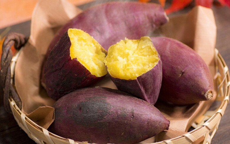 Khoai lang là nguồn cung cấp biotin và beta-carotene – tiền chất vitamin A. Sự kết hợp này thúc đẩy tái tạo nang tóc, cải thiện cấu trúc sợi tóc và hạn chế rụng. Ngoài ra, chất chống oxy hóa trong khoai lang còn bảo vệ tóc khỏi tác hại từ gốc tự do và môi trường.