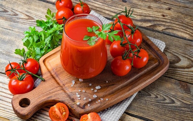 Nước ép cà chua giàu lycopene, vitamin C và E giúp tăng sản sinh collagen, làm chậm lão hóa và bảo vệ da khỏi tia UV. Uống đều đặn giúp da ít bắt nắng, giảm sạm nám và trở nên sáng khỏe hơn. Có thể kết hợp cà chua với cà rốt hoặc táo để tăng hương vị.