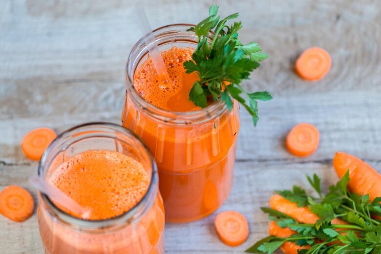 Cà rốt chứa beta-carotene - “vũ khí” bảo vệ da khỏi tia UV, giúp da sáng hồng, mịn và đều màu hơn. Một ly nước ép cà rốt mỗi sáng sẽ là “chìa khóa” cho làn da khỏe và rạng rỡ.