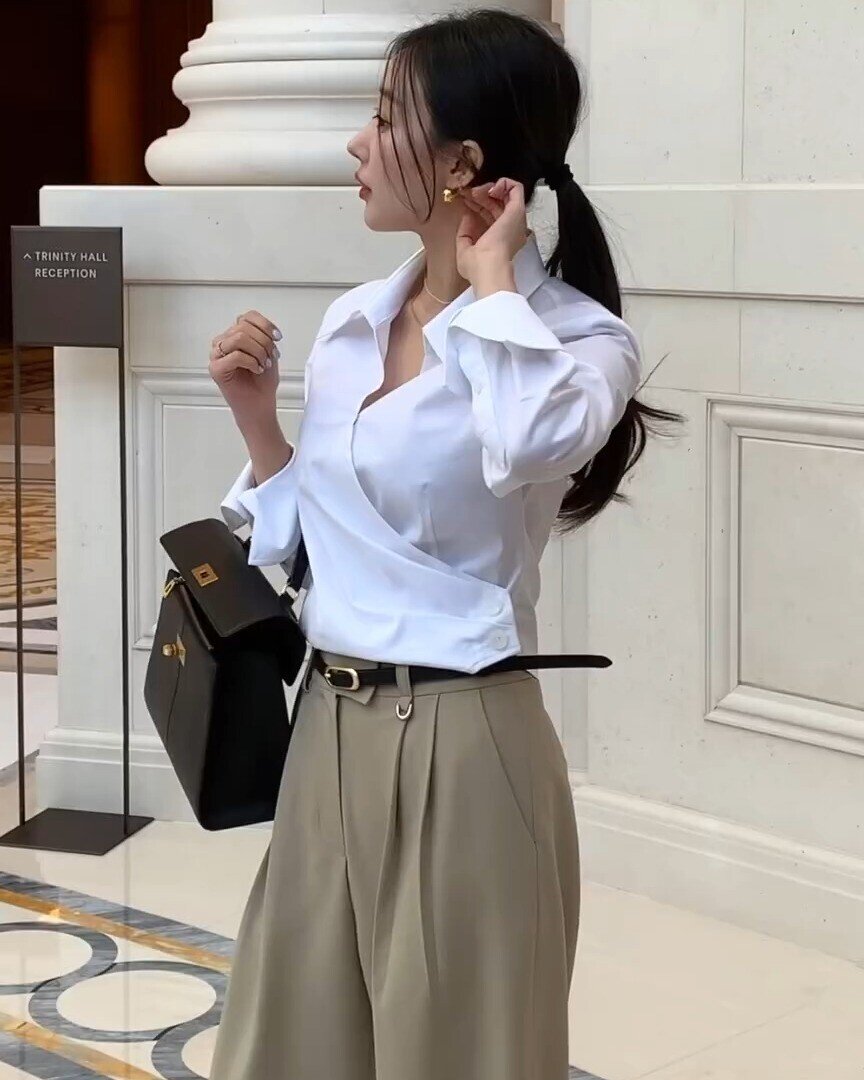Dù mặc áo len hay cardigan, hãy sơ vin nhẹ để kéo dài đôi chân. Công thức 3 phần thân trên - 7 phần thân dưới giúp bạn trông cao, gọn và thanh thoát hơn.