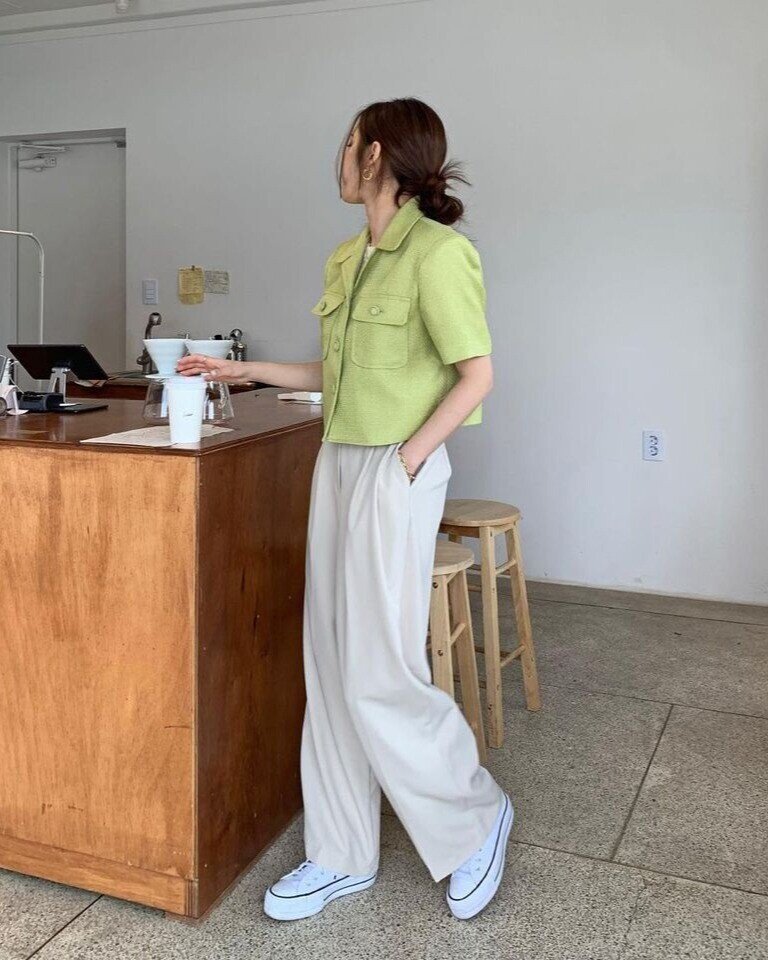 Quần trắng làm nền hoàn hảo cho áo màu nổi, tạo cảm giác sạch sẽ và hiện đại. Chọn phom đứng, chất liệu dày giúp tổng thể sang chảnh, tránh kém tinh tế.