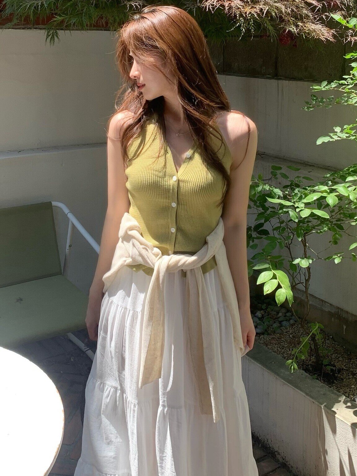 Áo thun trắng sắp bị amp;#34;soán ngôiamp;#34;, kiểu áo này mới là amp;#34;chân áiamp;#34; quanh năm của chị em, càng diện càng trẻ sang - 8