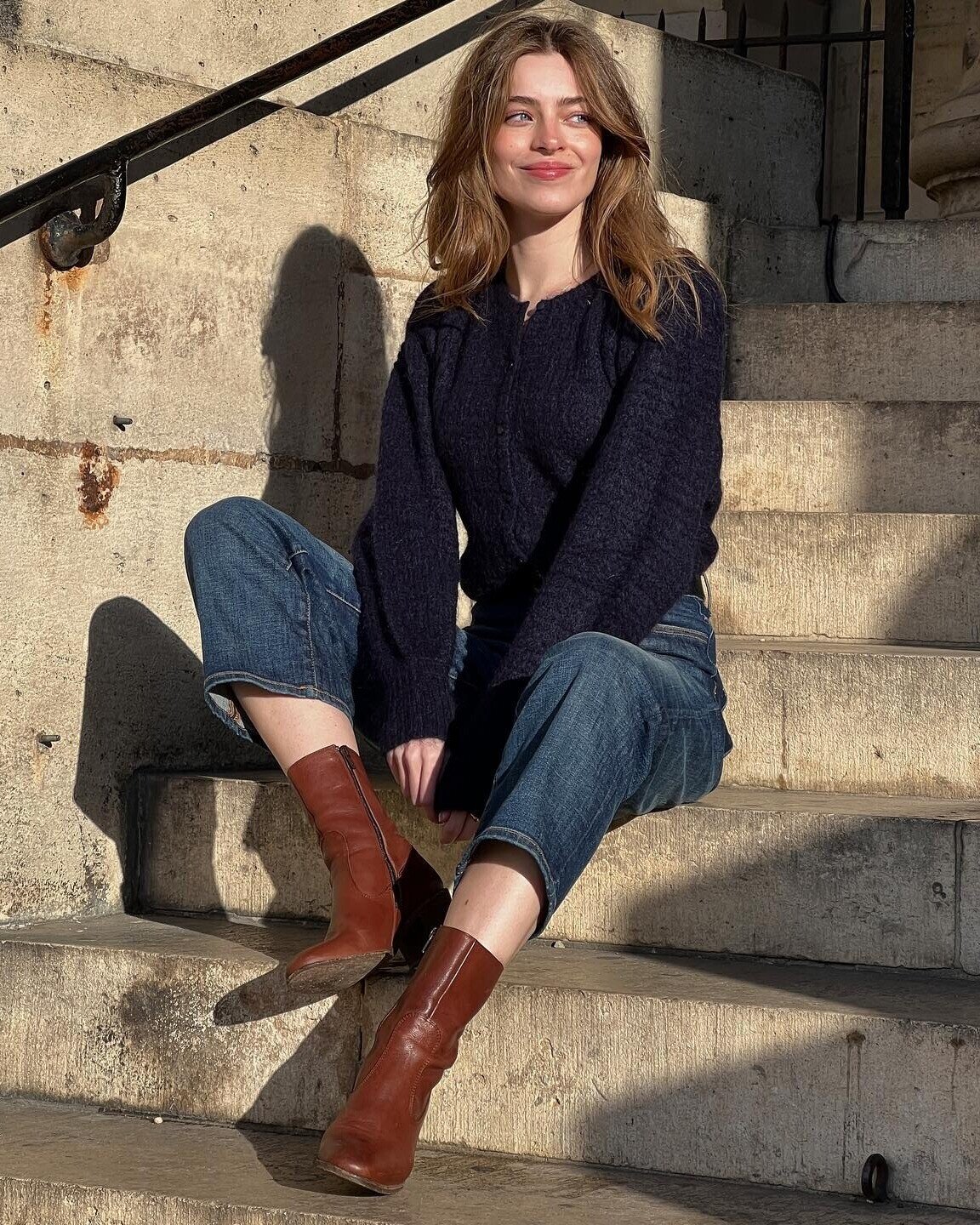 Cứ đến mùa xuân, phụ nữ Pháp lại lôi 5 món này ra diện, mặc lên là thấy trẻ trung ngay - 1