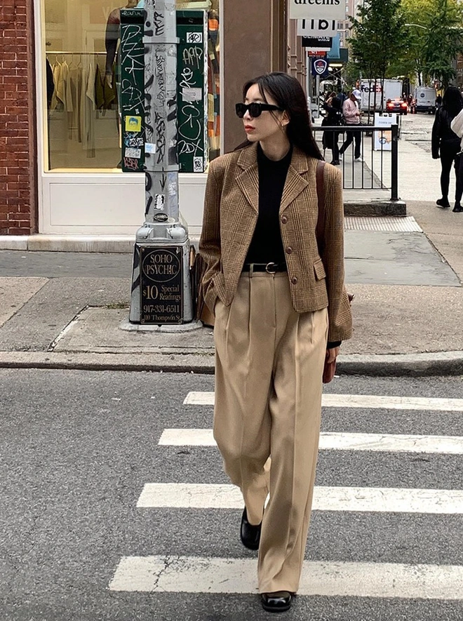 Tưởng dễ amp;#34;dìm dángamp;#34; nhưng quần be lại cực sang nếu diện đúng 4 kiểu này - 13