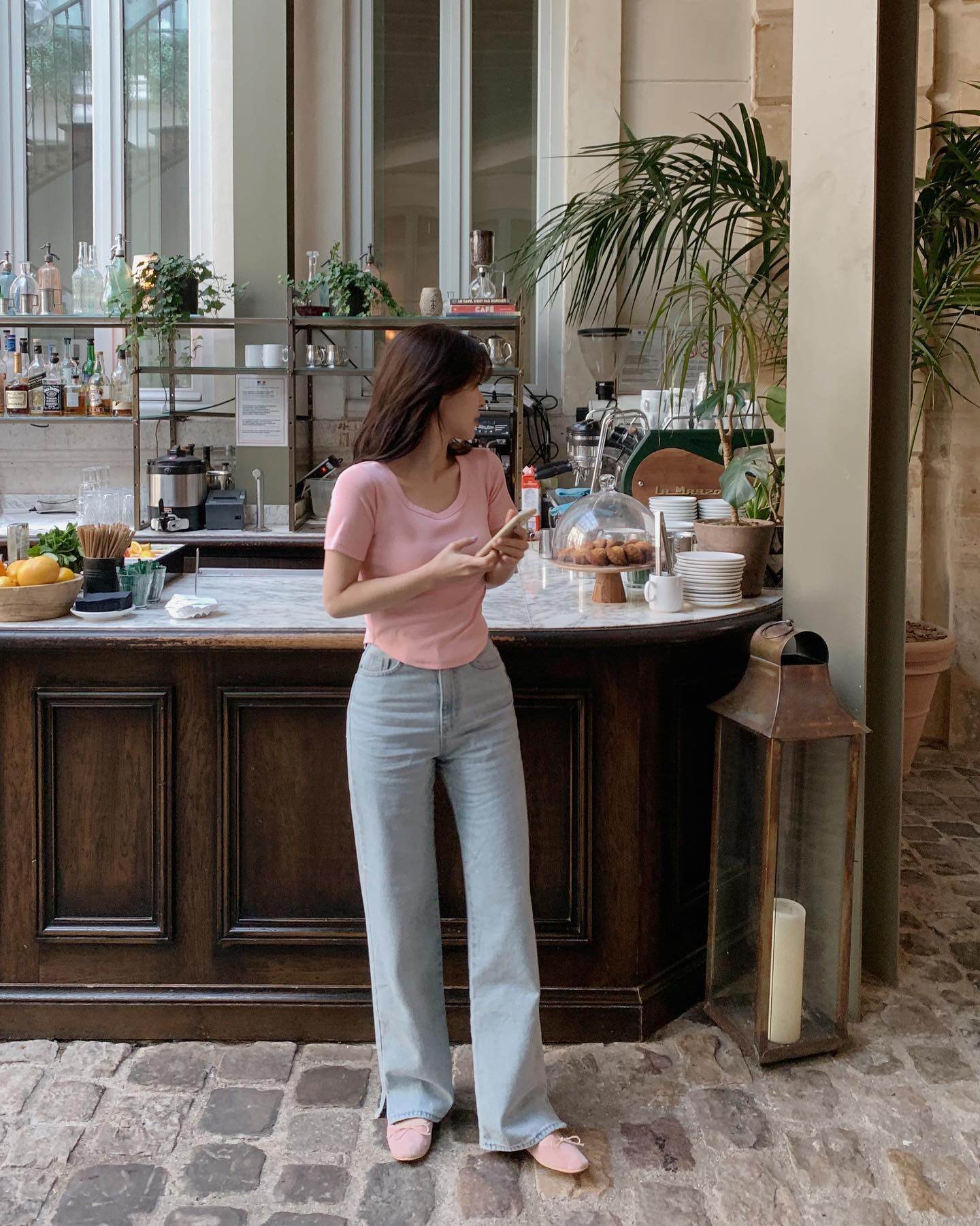 Quần jeans ống đứng giúp phụ nữ U40 trẻ trung đúng độ – không gượng, không sến. Dáng quần cơ bản, gam denim trung tính khiến tổng thể hài hòa, thanh thoát. Diện cùng áo sơ mi hay áo len nhẹ là đủ ghi điểm tinh tế.