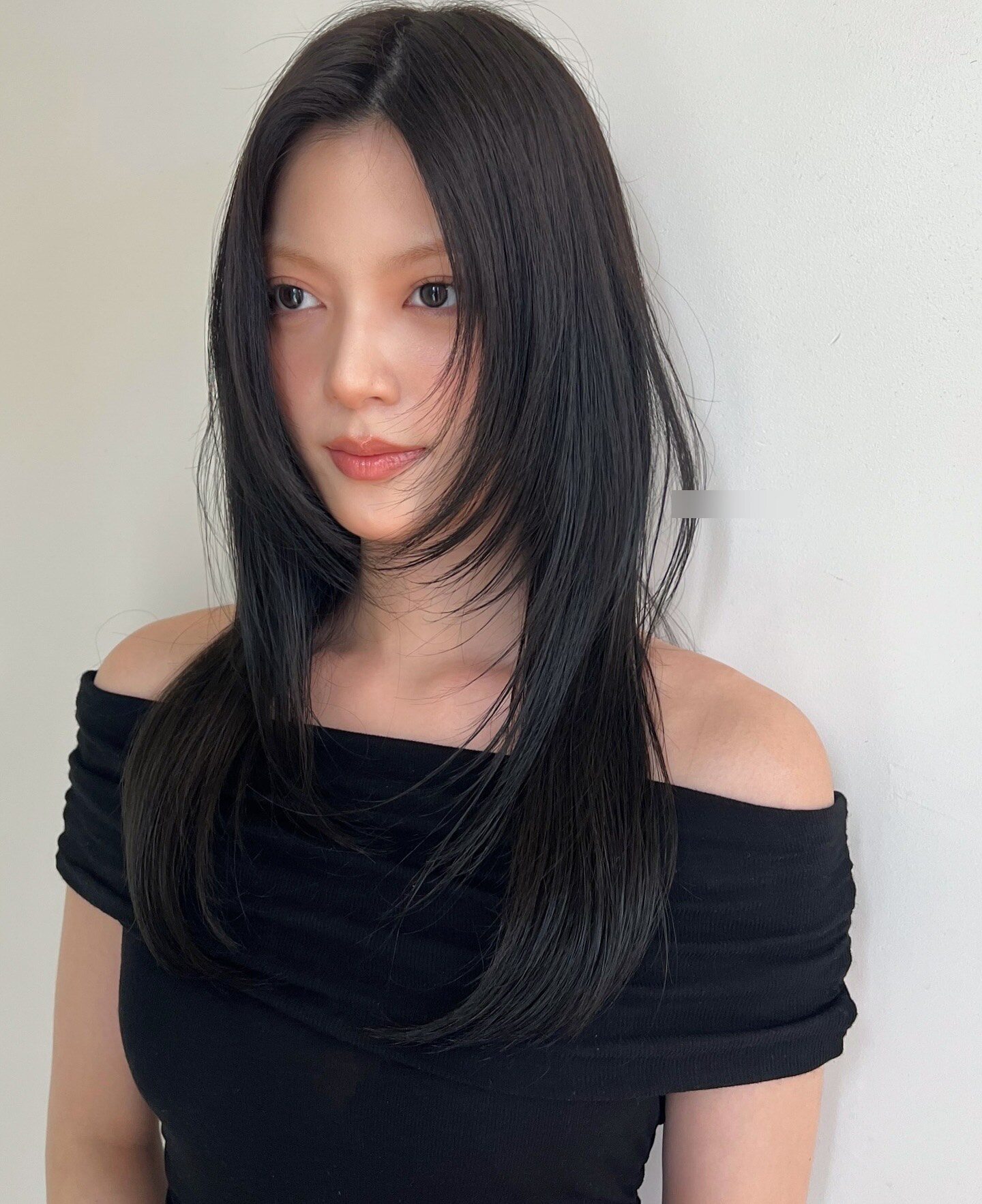 Phần đuôi tóc uốn cụp ôm vào mặt giúp gương mặt mềm mại, thanh thoát hơn. Kiểu tóc này hợp nhiều độ dài và giữ nếp tốt cả ngày trong phòng lạnh. Chỉ cần sấy nhẹ buổi sáng, nàng đã có mái tóc vào form đẹp, chuẩn “mỹ nhân công sở”.