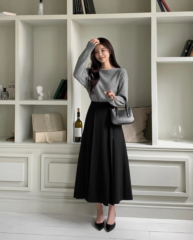 Chân váy chữ A tôn eo, che bụng và “hack chân” cực tốt. Dáng váy hợp mọi vóc dáng, dễ phối từ áo thun, sơ mi đến áo len, mang lại vẻ trẻ trung nhưng vẫn rất thanh lịch.