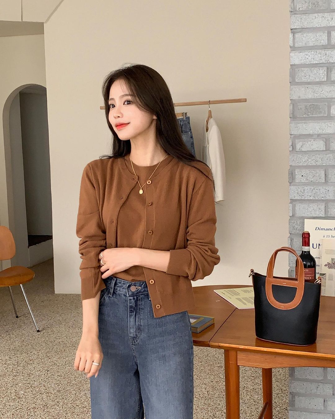 Cardigan mang vibe mềm mại, trẻ trung khi phối cùng jeans. Ưu tiên dáng croptop hoặc dáng ôm để tôn dáng. Màu pastel, be hoặc trắng giúp diện mạo thêm tinh tế.