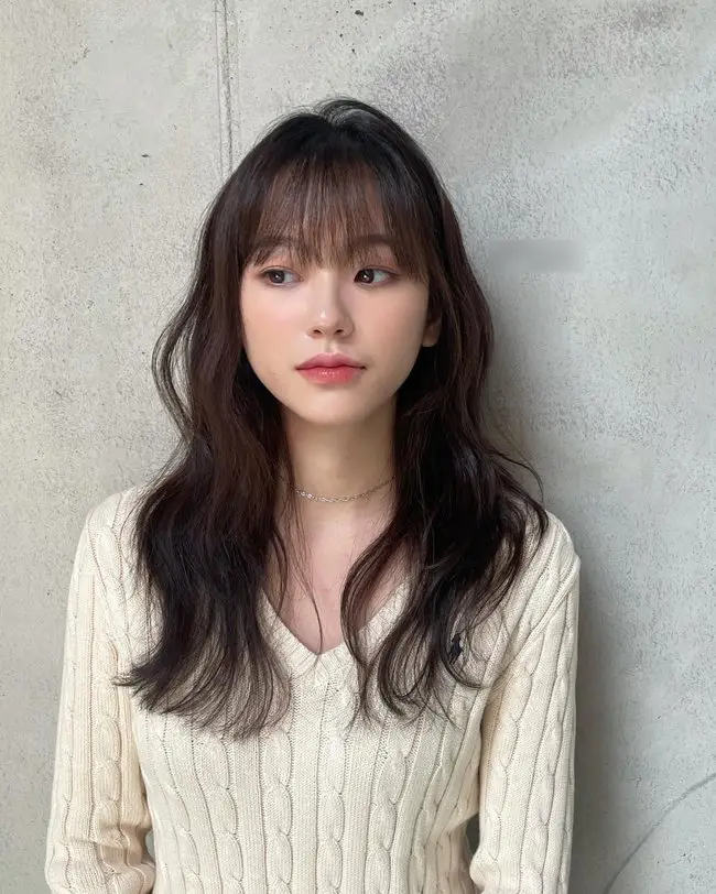 Mái ngang giúp hack tuổi nhưng cực dễ bết dầu. Nếu không gội hoặc sấy mái thường xuyên, phần mái sẽ nhanh xẹp, tách sợi và khiến gương mặt trông nặng nề.