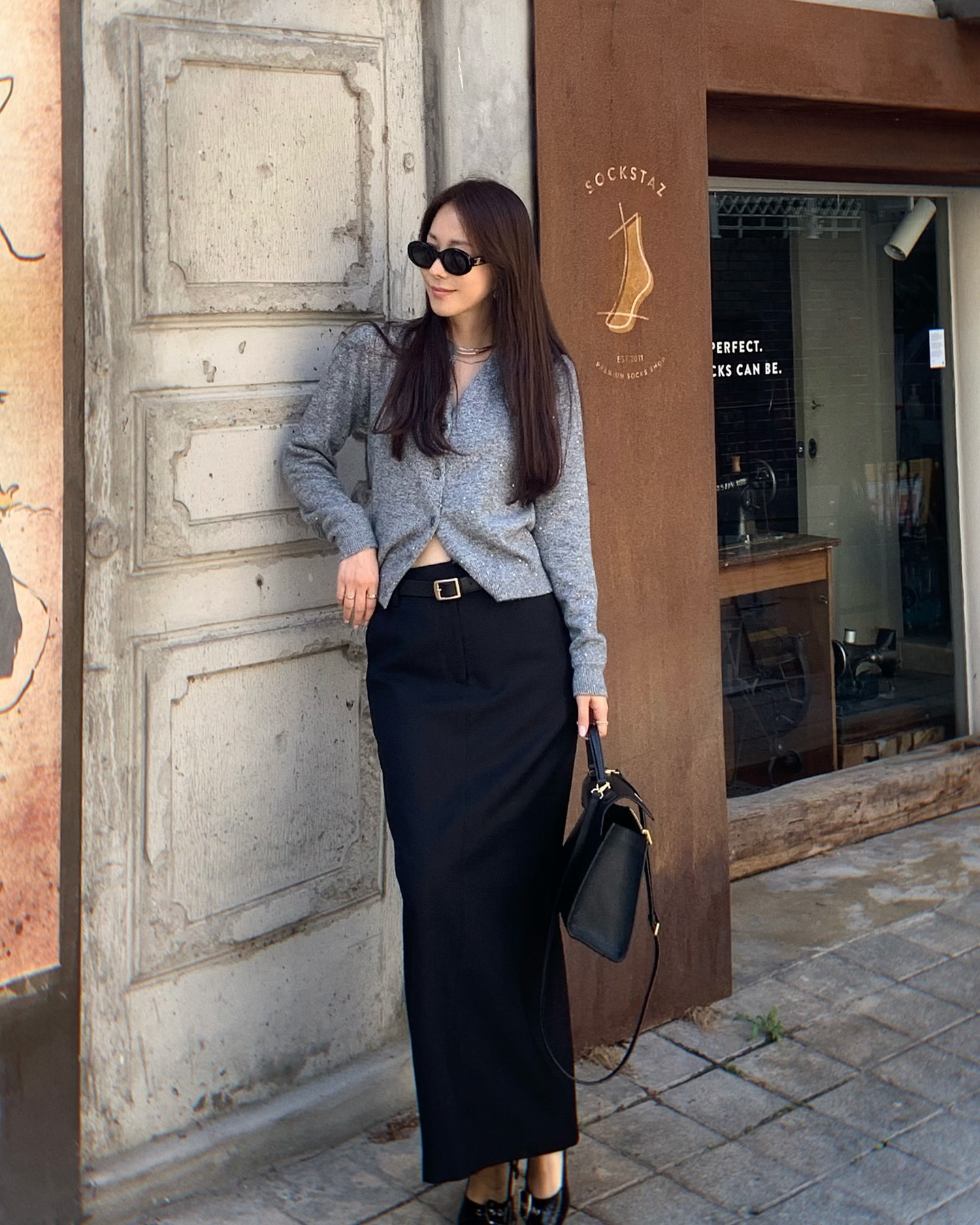 Chân váy suông ghi điểm nhờ phom thẳng gọn gàng, che khuyết điểm tốt, không kén dáng. Kiểu váy này mang lại cảm giác an toàn và dễ mặc hằng ngày.