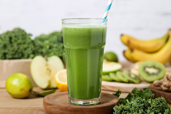 Nước ép từ cần tây, cà rốt, táo hay cải kale giàu vitamin A, C, K giúp sáng da, tăng collagen và giảm thâm sạm. Đồng thời hỗ trợ thanh lọc gan, giảm mụn ẩn và cải thiện độ đều màu da. Nên uống nguyên chất, hạn chế đường để đạt kết quả tốt.