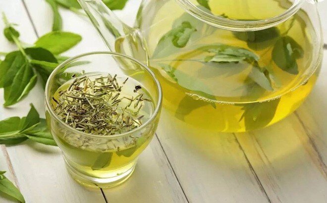 Trà xanh chứa EGCG - chất chống oxy hóa giúp giảm viêm, ngăn phá hủy collagen và làm chậm lão hóa. Uống mỗi sáng giúp da sáng hơn, ít nhăn và khỏe từ bên trong. Trà xanh cũng hỗ trợ giảm dầu, phù hợp người dễ nổi mụn. Nên uống không đường để đạt hiệu quả tốt nhất.