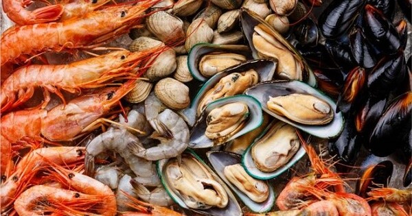 Tôm, cua, nghêu, sò giàu kẽm và đồng, hỗ trợ kích thích cơ thể tạo collagen tự nhiên, đồng thời giúp da duy trì độ đàn hồi.