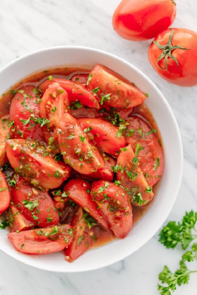 Cà chua giàu lycopene và vitamin C, giúp bảo vệ da khỏi tác hại môi trường, hỗ trợ sản sinh collagen và cải thiện độ căng mịn.