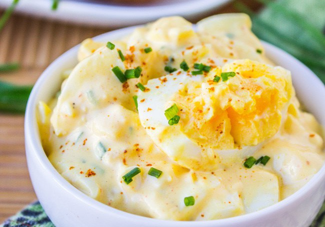 Trứng cung cấp protein, cần thiết cho quá trình sản sinh collagen, giúp da săn chắc và khỏe từ bên trong.