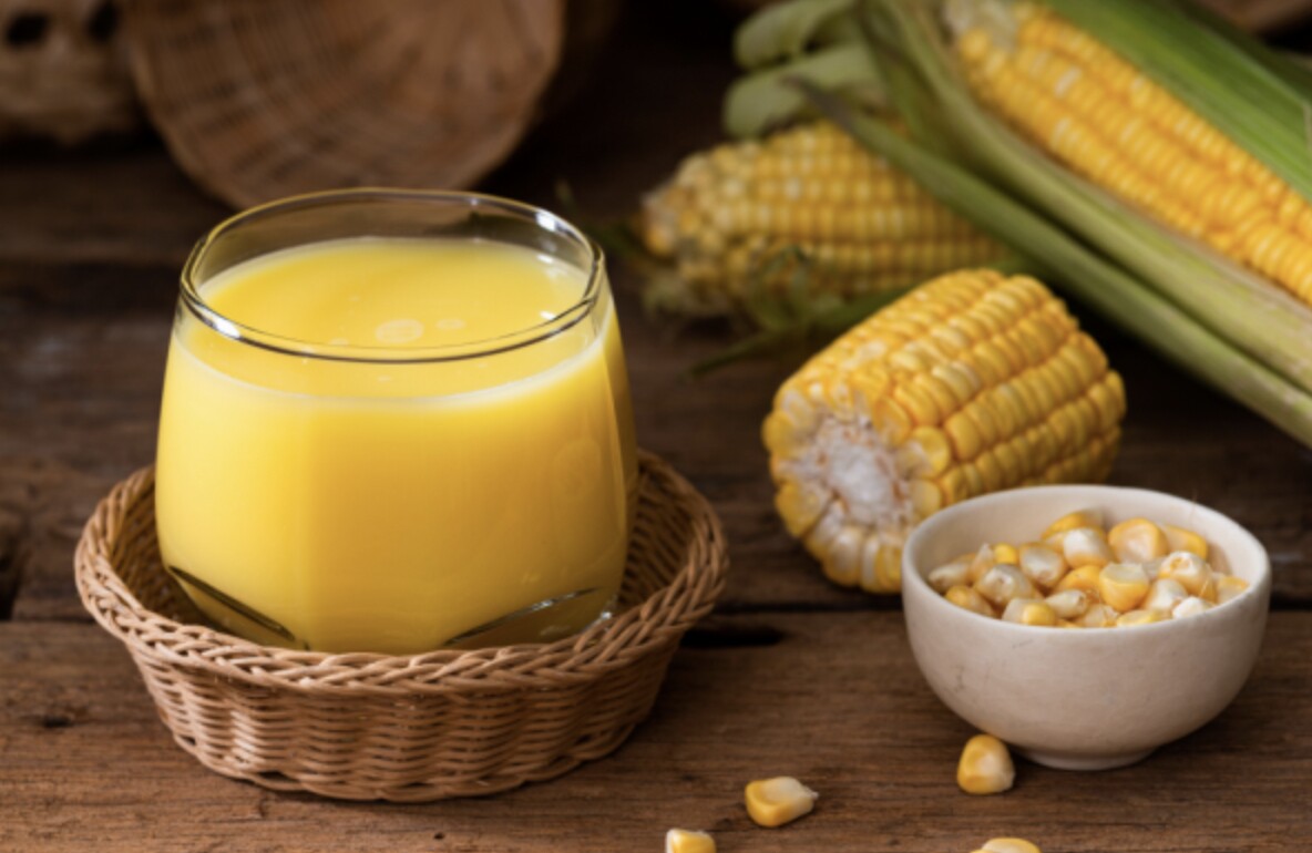 Ngô giàu vitamin B, E và chất xơ, giúp nuôi dưỡng làn da mềm mại và duy trì độ ẩm tự nhiên. Lutein và zeaxanthin trong ngô bảo vệ da khỏi tia UV, giảm nguy cơ sạm và lão hóa. Đồng thời, ngô hỗ trợ hệ tiêu hóa, hạn chế mụn nóng trong.