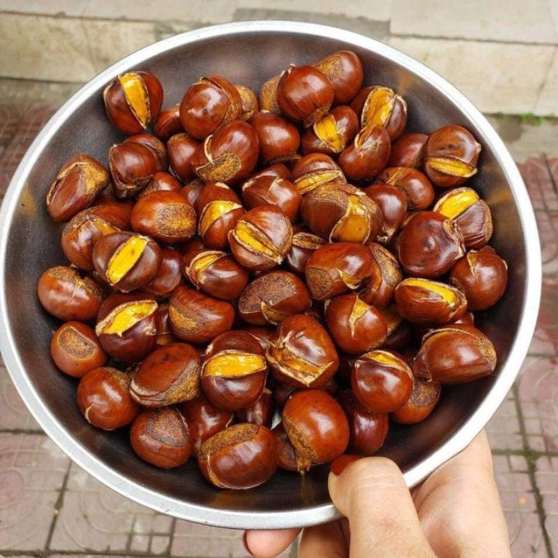 Hạt dẻ cung cấp omega-3, vitamin B và E giúp giảm viêm, giảm mụn và cải thiện độ mịn của da. Các khoáng chất như mangan và đồng hỗ trợ sản sinh collagen, tăng độ đàn hồi. Ăn hạt dẻ đều đặn giúp da sáng hơn và hạn chế khô ráp trong mùa hanh.