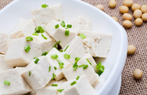 Đậu phụ non chứa isoflavone giúp cân bằng nội tiết tố, giảm mụn nội tiết và làm chậm lão hóa. Protein thực vật trong đậu phụ thúc đẩy tái tạo tế bào, giúp da căng mịn. Hàm lượng nước cao còn cấp ẩm tự nhiên, mang lại làn da mềm mại và tươi sáng.