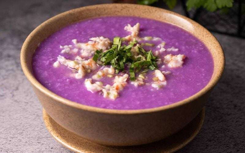 Khoai mỡ chứa mucin - chất cấp ẩm tự nhiên giúp da mềm, mượt và hạn chế khô căng. Anthocyanin trong khoai mỡ tím chống oxy hóa mạnh, giảm thâm sạm và hỗ trợ tái tạo tế bào. Khoai mỡ cũng giàu chất xơ giúp tiêu hóa tốt, giảm mụn từ gốc.