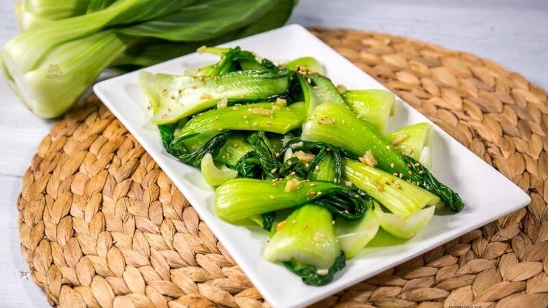 Cải thìa giàu nước, vitamin K, A, C giúp da được cấp ẩm sâu, giảm đỏ và hạn chế thâm mụn. Folate trong cải thìa hỗ trợ phục hồi da, tăng độ mịn màng. Đây là loại rau rẻ, dễ chế biến nhưng mang lại hiệu quả dưỡng da rất rõ rệt.