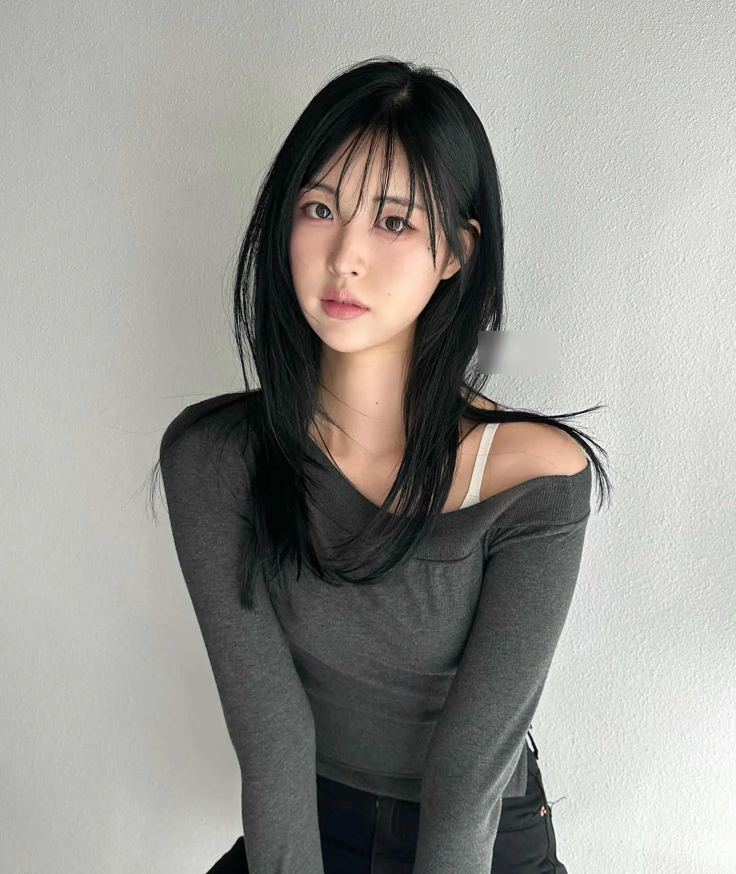 Tóc layer ngang vai tạo độ bồng tự nhiên, giúp gương mặt mềm mại và thon gọn hơn. Độ dài vừa phải giúp tóc dễ vào nếp và hợp nhiều phong cách công sở. Kiểu tóc này còn che khéo phần má to, góc hàm rộng, mang lại vẻ thanh lịch nhưng vẫn tươi trẻ.