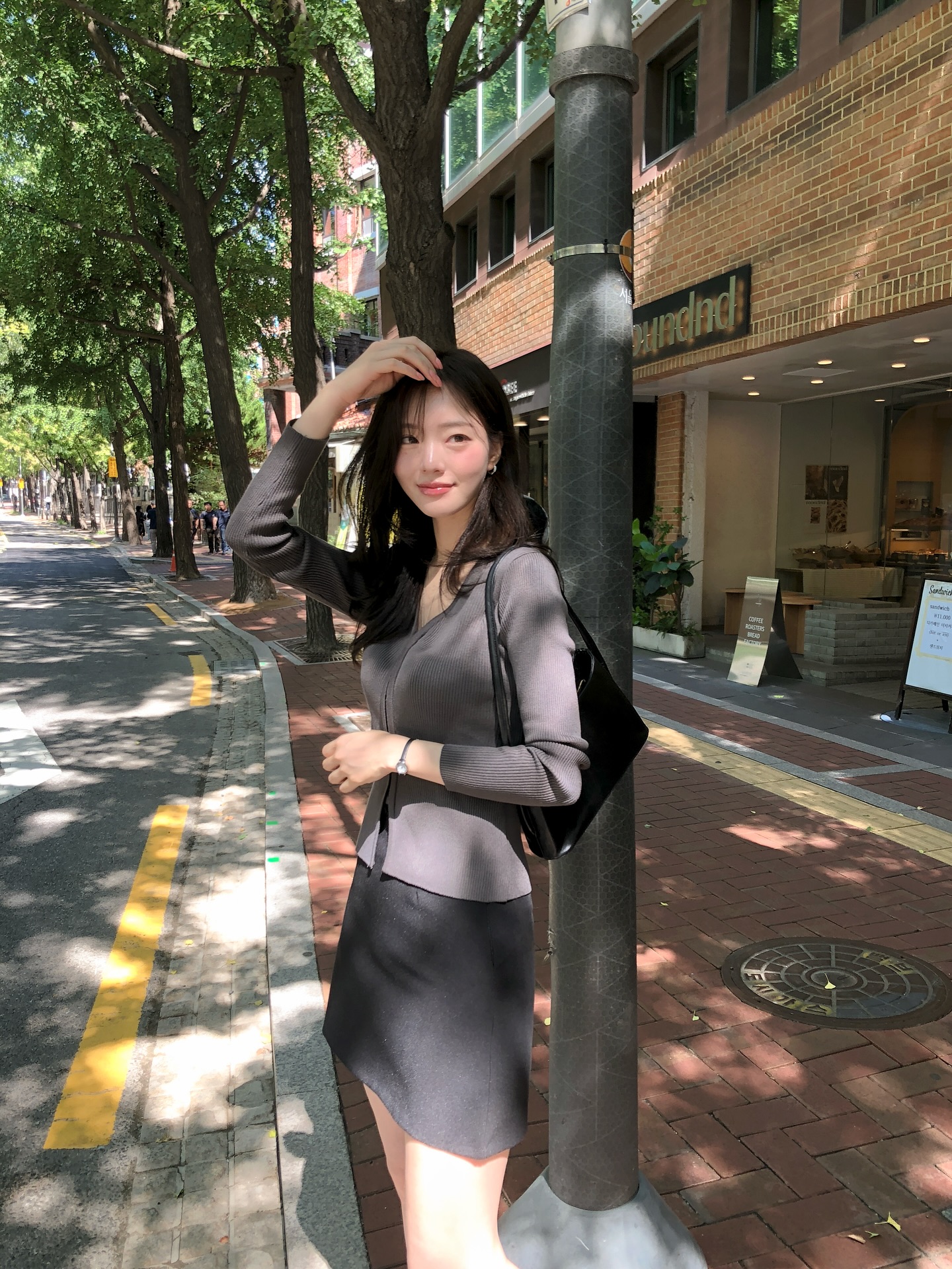 Áo len oversized kết hợp chân váy ngắn mang lại vẻ trẻ trung, thời thượng. Phom rộng giúp che khuyết điểm thân trên, đồng thời tạo hiệu ứng chân dài hơn rõ rệt.