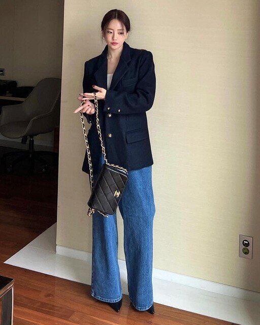 Đừng nghĩ quần jeans chỉ nên phối với blazer? Chị em muốn amp;#34;chanh sảamp;#34; phải có thêm 4 kiểu áo này trong tủ đồ - 1