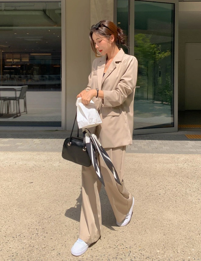 Tưởng dễ amp;#34;dìm dángamp;#34; nhưng quần be lại cực sang nếu diện đúng 4 kiểu này - 14