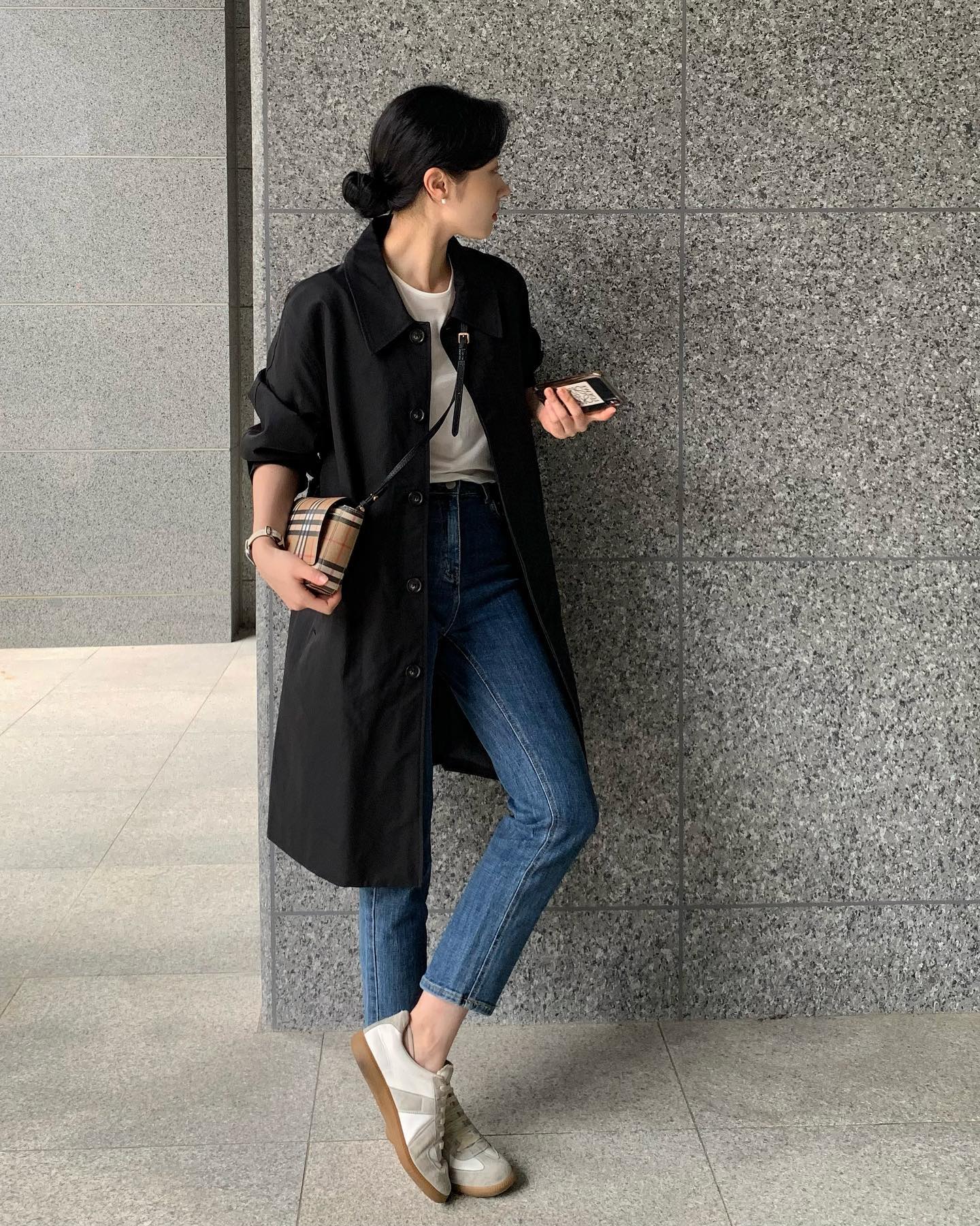 Đừng nghĩ quần jeans chỉ nên phối với blazer? Chị em muốn amp;#34;chanh sảamp;#34; phải có thêm 4 kiểu áo này trong tủ đồ - 8