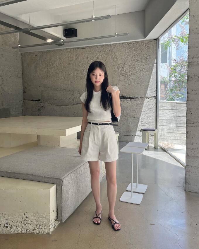 Cuối năm dọn tủ đồ, chỉ giữ lại 3 kiểu giày này là cả outfit tự khắc sang xịn hết nấc, không cần nghĩ nhiều - 7