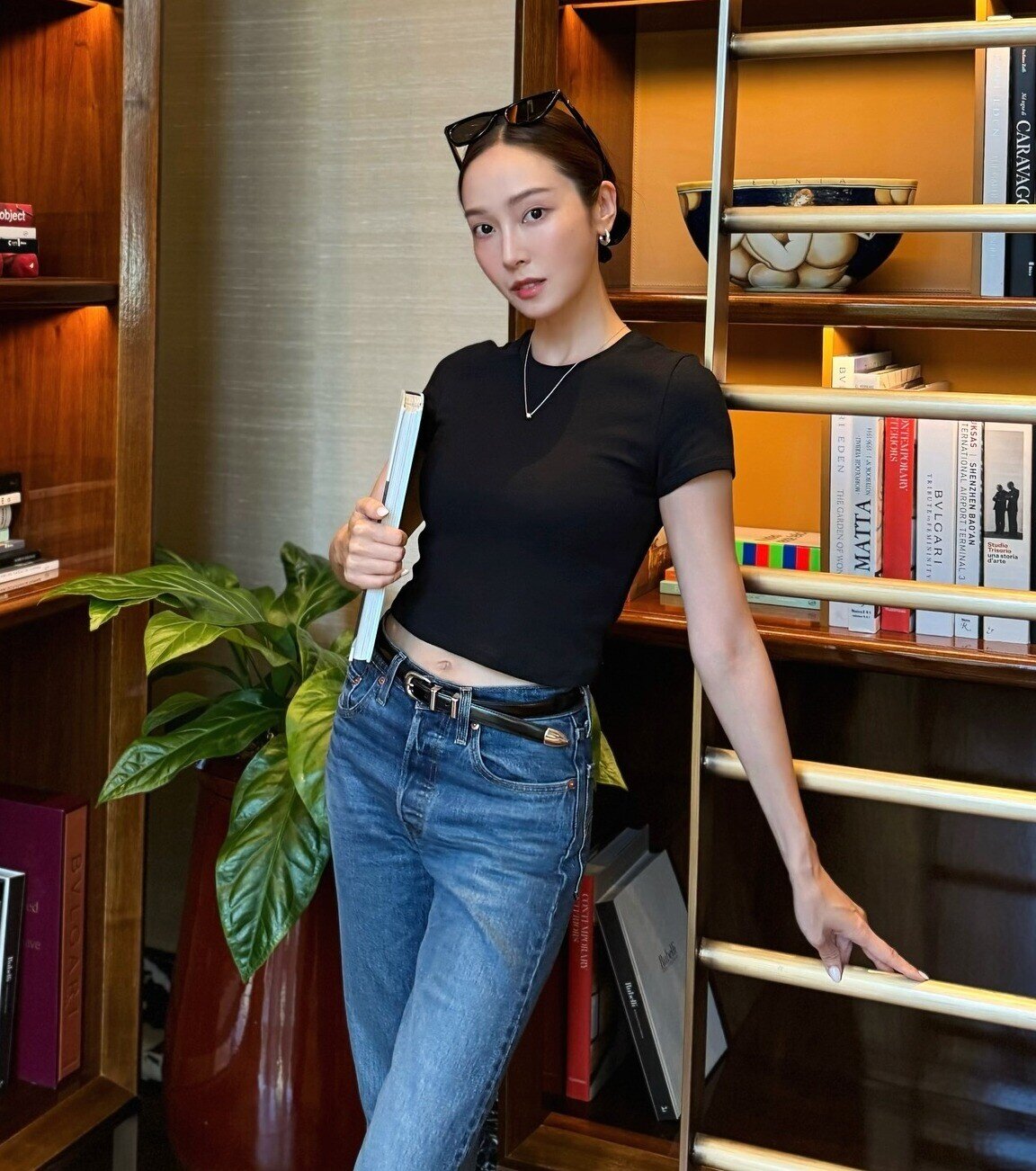 Quần jeans ống đứng là trợ thủ đắc lực giúp phụ nữ U40 tôn dáng mà không gò bó. Dáng quần suông nhẹ, cạp cao vừa giúp chân dài, eo thon vừa mang lại cảm giác hiện đại, năng động mà vẫn rất thanh lịch.