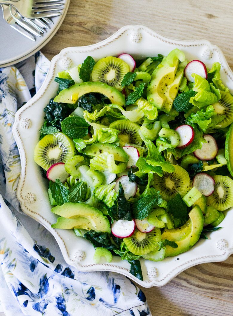 Kiwi giàu vitamin C gấp 3 lần cam, giúp kích thích mạnh mẽ quá trình sản sinh collagen và chống oxy hóa. Ăn kiwi thường xuyên giúp da sáng hơn, giảm thâm sạm và chống tia UV.