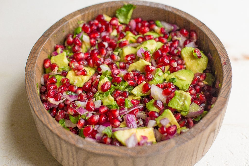 Ăn lựu hoặc uống nước ép mỗi ngày giúp da hồng hào, săn chắc hơn. Các hợp chất trong lựu còn giúp giảm nám, tăng độ ẩm và làm chậm quá trình hình thành nếp nhăn.