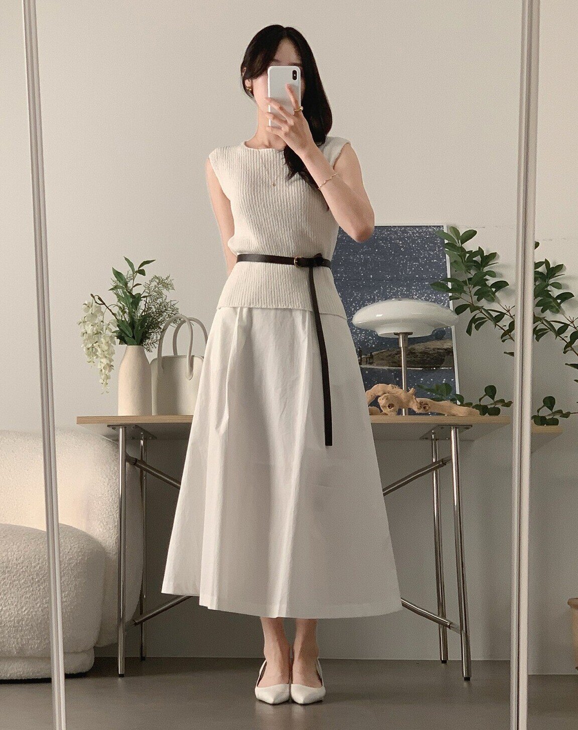 Áo len tăm là lựa chọn lý tưởng khi phối cùng chân váy nhờ phom dáng ôm vừa, gọn gàng. Khi kết hợp với váy chữ A hoặc midi, tổng thể trở nên nữ tính, thanh lịch mà vẫn trẻ trung. Kiểu áo này giúp tránh cảm giác luộm thuộm thường gặp với áo thun.