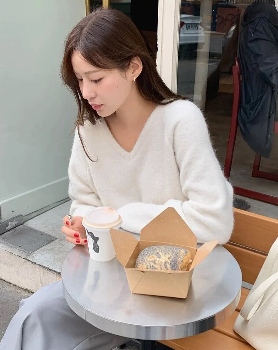 Áo len cổ tim giúp tôn phần cổ và xương quai xanh, tạo nét gợi cảm tinh tế. Phụ nữ Pháp chuộng phom ôm vừa, trơn màu để dễ phối mà vẫn sang.