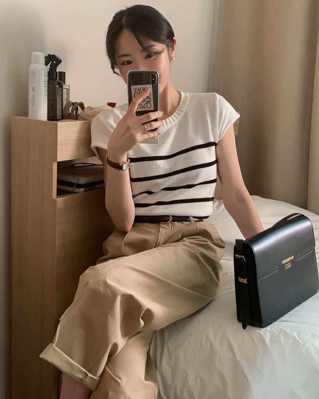 Công thức mang đậm phong cách Hàn: thanh lịch, nhẹ nhàng và tinh tế. Áo dệt kim ôm vừa phải phối cùng quần vải trắng hoặc chân váy midi giúp tôn dáng và sáng da. Một đôi giày mũi nhọn nhỏ xinh là đủ tạo nên vẻ ngoài sang chảnh dịu dàng.