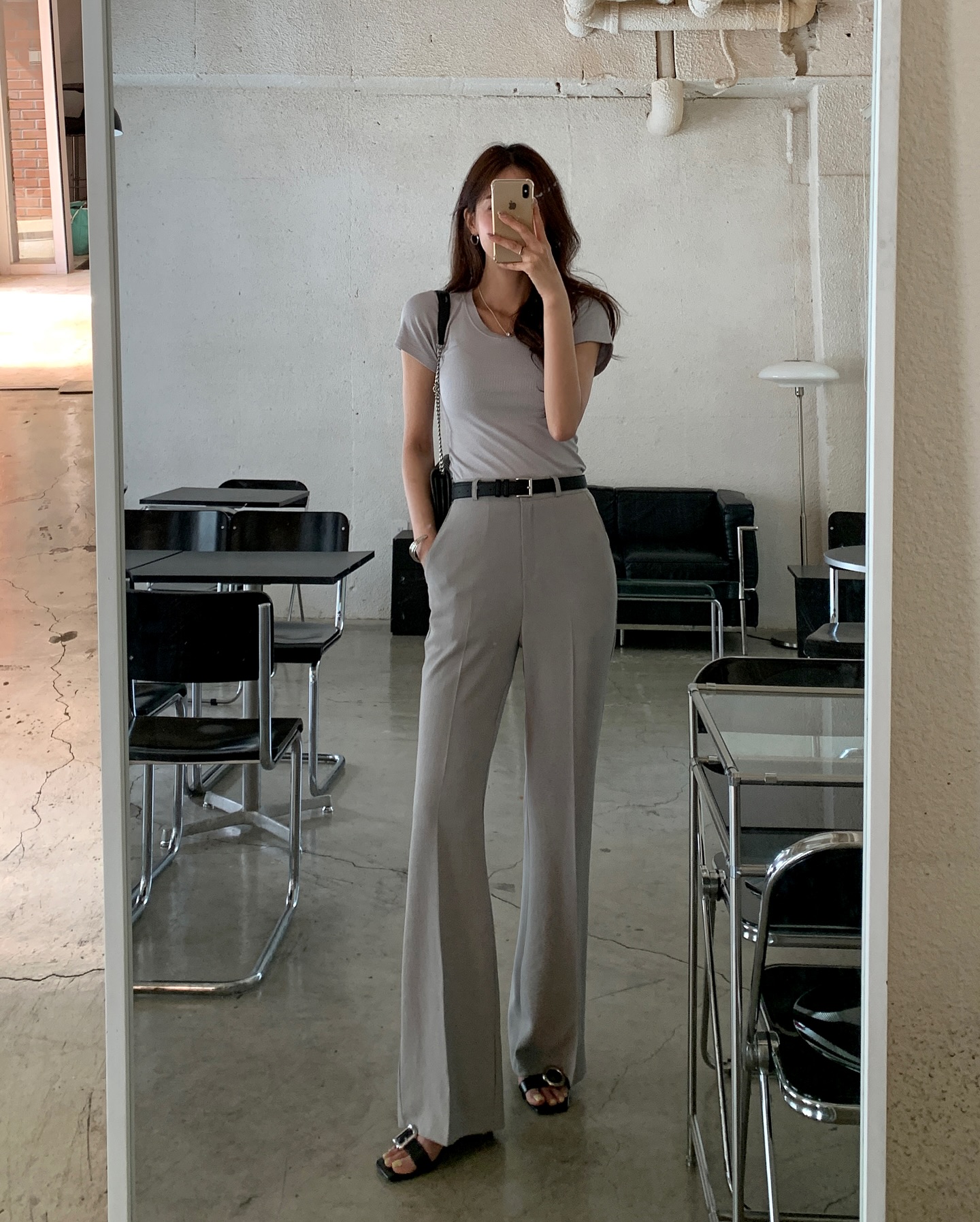 Áo phông in chữ to hoặc hình hoạt hình khiến phong cách sau 35 tuổi trở nên “gượng ép”. Thay vì cố tỏ ra trẻ, hãy chọn áo thun trơn, cổ tròn hoặc cổ tim nhẹ, chất vải dày dặn. Kết hợp blazer, quần tây là auto sang, năng động mà vẫn chuẩn công sở.