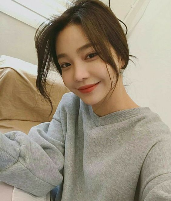 Phần tóc phía trước được tách nhẹ và thả ôm hai bên má, giúp gương mặt trông cân đối và gọn gàng hơn. Dáng mái này phù hợp cho cả tóc dài lẫn tóc ngắn, dễ tạo kiểu và đặc biệt giúp che má bầu bĩnh mà vẫn giữ nét thanh thoát tự nhiên.