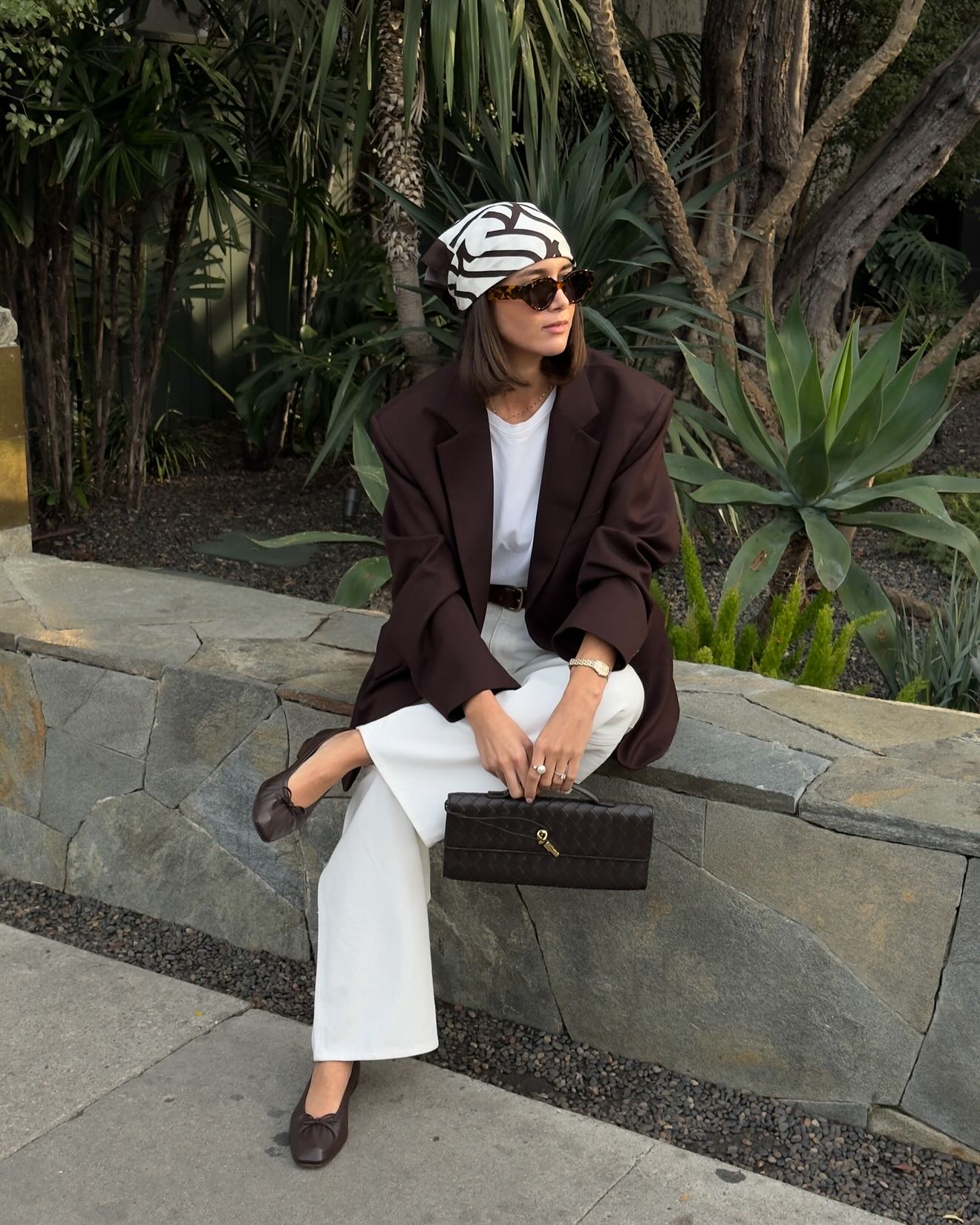 Bộ đôi blazer - quần trắng là vũ khí giúp bạn nâng cấp diện mạo chỉ trong vài phút. Vừa hợp đi làm, vừa hợp đi chơi, combo này tạo ấn tượng thanh lịch, tự tin mà không cần quá nhiều phụ kiện. Đặc biệt, sắc trắng còn giúp gương mặt bạn trông sáng và trẻ hơn.